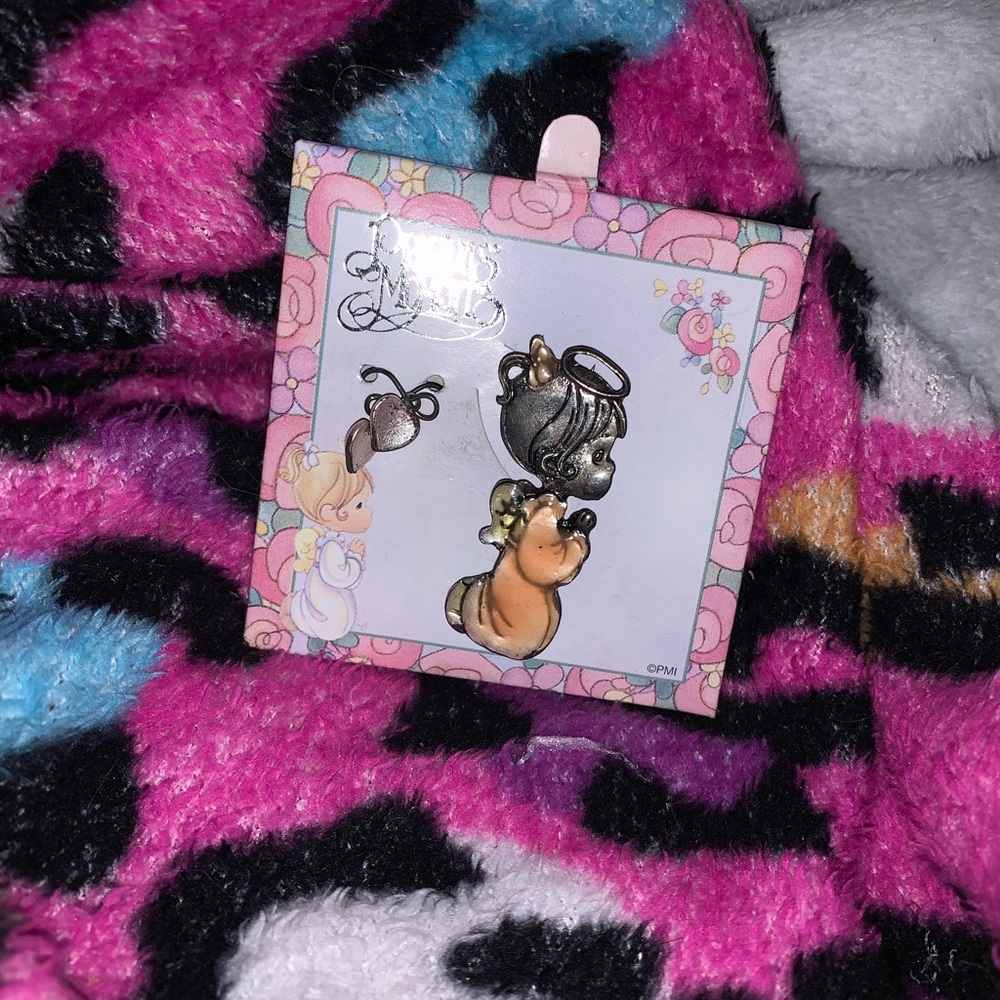 Cute angle pin